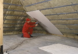 Montujemy okładziny połaci i stropu nad poddaszem