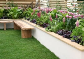 Podwyższone rabaty pozornie powiększają ogród; rosnące na nich kwiaty są lepiej widoczne, sprawiając wrażenie obfitości zieleni.