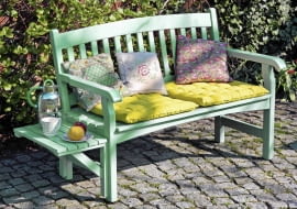 Eine alte Gartenbank bekommt einen neuen Anstrich und eine Ablageflšche, Stepfoto vorhanden SLOWA KLUCZOWE: Ablage Ablagetisch alt Anbau anbauen anstreichen Anstrich aufarbeiten ausruhen Bank bauen Becher Do-it-yourself Garten Gartenbank Gartenbšnke GartenmUbel gemŁtlich heimwerken Helga Noack Kanne Kissen neu Obst Renovieren selber machen Selbermachen Sitzkissen Sitzplatz Tasse Teller Tisch verschUnern Querformat