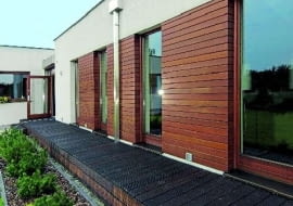 Na tej elewacji połączono dwa materiały: tynk i drewno