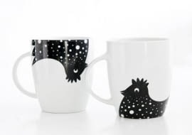 Mamy nową odpowiedź na odwieczne pytanie: co było najpierw, jajko czy kura?. Nasza koncepcja powinna zadowolić zwolenników obu opcji. Może po prostu pierwszy był... kogut. <BR />DEKORACJE. Biały, porcelanowy kubek z kurką :) Projekt z pracowni Colorfolk. Kurkę można wybrać - albo jest na dole, albo na górze kubka :) 19 zł, folkhome.pl