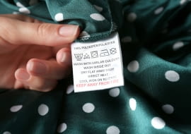 Oznaczenia prania. Jak czytać symbole na metkach ubrań?