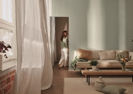 Regularna dbałość o stan powietrza to bezpośrednio lepsze samopoczucie i koncentracja, pomogą w tym oczyszczacze, nawilżacze, specjalne farby czy rośliny.