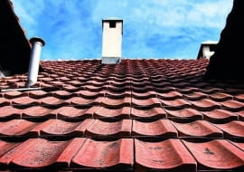 Naprawa dachu z dachówek