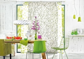 DOM PEŁEN ZIELENI. W myśl filozofii zen dom jest przedłużeniem ogrodu. Krzesło, które kształtem przypomina liść, i roślinne motywy na zasłonach nawiązują do bujnych drzew za oknem.