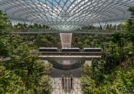 Nowa część lotniska Jewel Changi Airport w Singapurze. Proj. Safdie Architects.