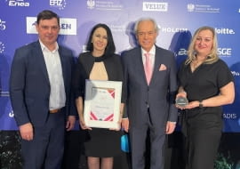 Przedstawiciele Deceuninck wraz z Przewodniczącym Rady Programowej Polskiego Kongresu Klimatycznego, Senatorem RP, Adamem Szejnfeldem