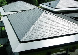 Dach czterospadowy zwykle ma niezbyt duże nachylenie połaci. To sprawia, że nie jest łatwo zagospodarować usytuowane pod nimi poddasze