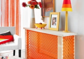 <B>Osłonki grzejnika można zrobić nie tylko z drewna, ale także z filcu i koronki. Pokazujemy kilka projektów.</B> <BR />Osłonka z filcu na drewnianej konstrukcji nie tylko zapewnia właściwą cyrkulację powietrza, ale i zdobi wnętrze.