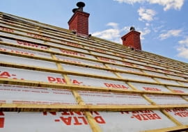 dach, układanie dachówek, łaty na dachu, folia na dachu