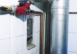 Podłączając kocioł kondensacyjny, trzeba pamiętać o tym, że poziomy odcinek musi być zamontowany z lekkim spadkiem w kierunku kotła.