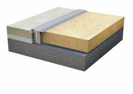 Estetyczne wykończenie styku posadzek zrobionych z różnych materiałów to niełatwa sprawa. Możliwości jest wiele - pamiętajmy jednak, że decyzję najlepiej podjąć przed ułożeniem podłogi. Potem będzie znacznie trudniej.<BR />Podłoga w mieszkaniu powinna się znajdować na jednym poziomie. Z reguły trzeba skorygować różnicę grubości materiałów wykończeniowych, biorąc pod uwagę także różną technikę ich układania. Poziom można podnieść, stosując wylewkę betonową, płyty OSB albo grubą warstwę zaprawy klejącej. Między podłogami zrobionymi z różnych materiałów trzeba zostawić tzw. szczelinę dylatacyjną, bo każdy z nich inaczej pracuje, np. pod wpływem zmiany wilgotności. Najwięcej możliwości wykończenia tej szczeliny dają nam właśnie posadzki ułożone na jednym poziomie (tylko takie rozwiązania omawiamy). Jeśli brzegi posadzek są równe, wystarczy szczelina 2-3 mm - niemal niewidoczna, ale trudna do utrzymania w czystości. Dlatego zwykle robi się większy odstęp i wypełnia elastycznym materiałem. Może nim być pafudima (spoina bez silikonu, oferowana w wielu kolorach), masa korkowa nanoszona za pomocą pistoletu lub... lina żeglarska (jest sprzedawana w kilku szerokościach, trzeba ją potem polakierować). Stosuje się też korek, najlepiej o zwartej strukturze, z jakiego robione są listwy przypodłogowe. Docięty pasek (o 1-2 mm szerszy od otworu) wciskamy w szczelinę bądź, jak pokazujemy obok, w metalowy ceownik (o 2-3 mm węższy niż szczelina), który osadzamy między posadzkami.<BR />Na zdjęciu: STYK PODŁÓG - RÓŻNE WYPEŁNIENIA 1. Profil w kształcie teownika osadzany w elastycznym wypełnieniu; pozwala zasłonić niedokładności w ułożeniu posadzki.