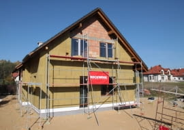 ROCKWOOL Przy doborze materiału izolacyjnego zwracać się uwagę na jego odporność na wahania temperatury, trwałość parametrów, możliwość usuwania wilgoci, klasę reakcji na ogień i odporność na rozwój procesów grzybiczych