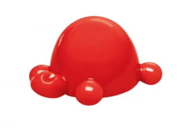 Na pierwszy rzut oka - nie wiemy, co to jest. Na drugi rzut oka - nie wiemy, do czego służy. Na trzeci rzut oka - nie mamy pojęcia, jak to działa. Czwarty rzut oka kierujemy więc czym prędzej do instrukcji obsługi. Przedstawiamy kilka fascynujących przedmiotów, których przeznaczenie wyjaśnił nam dopiero opis producenta, i zapraszamy do testowania swojej wyobraźni. Otwieracz do nakrętek Arnold. Arnold to sympatyczny żółw, który specjalizuje się w odkręcaniu butelek. W jego pobliżu bezpiecznie nie może czuć się żadna zapieczona nakrętka. Otwieracz do nakrętek Arnold to część oferty znanego niemieckiego producenta specjalizującego się w wyrobach z tworzyw sztucznych - firmy Koziol. Otwieracz został stworzony z gumopodobnego tworzywa, co ułatwia odkręcanie nawet jeśli na powierzchni otwieracza pojawi się woda. Dodatkowo stożkowy gwint pozwala odkręcać nakrętki o różnych rozmiarach aż, do 3 cm średnicy. Cena - 23 zł. Fabryka Form