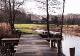 Polska Chata - nowoczesny dom kryty strzechą od BXB studio Bogusław Barnaś