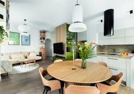 Rodziców i dzieci często odwiedzają goście. Dlatego dużą, rodzinną sofę ustawiono w kierunku jadalni i kuchni. W ten sposób powstała otwarta, zachęcają do spotkań przestrzeń.