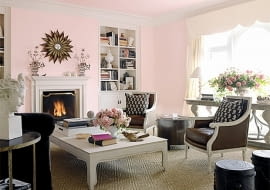 Salon z różowymi ścianami