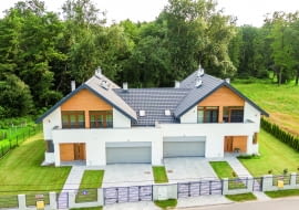 Wybierając bramę garażową, w pierwszej kolejności zwracamy uwagę na jej wygląd. Chcemy, by dobrze wpisywała się w bryłę domu i nadawała mu odpowiedni charakter