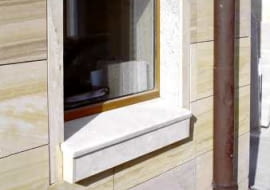 Parapety z kamienia zwykle mają zaledwie 3-4 cm grubości. Mogą wyglądać masywniej, jeśli zamontuje się je na istniejących parapetach, na przykład betonowych (jak na zdjęciu), a stary parapet osłoni się maskownicą z płyt kamiennych