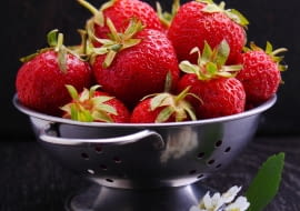 Truskawki to jadalna ozdoba na stole Jest to jedna z tych rzeczy, które kupowane oczami, rewanżują się wspaniałym smakiem.