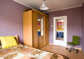 PRZED ZMIANĄ. Wrzosowa sypialnia. Ulubionym kolorem pani domu jest fiolet we wszystkich odcieniach. Nic więc dziwnego, że stylistka w swoim pomyśle na metamorfozę pamiętała o tej barwie. Jej dominujący charakter złagodziły nieco zielone i limonkowe dodatki. Jak na prawdziwym wrzosowisku. W sypialni stało wygodne łóżko, pojemna szafa ubraniowa i krzesło. To wystarczało, by wnętrze dobrze pełniło swoją funkcję. Zabrakło w nim jednak dekoracji i tkanin, czyli tego, co tworzy przytulny klimat. W sypialni stało wygodne łóżko, po-jemna szafa ubraniowa i krzesło. To wystarczało, by wnętrze dobrze pełniło swoją funkcję. Zabrakło w nim jednak dekoracji i tkanin, czyli tego, co tworzy przytulny klimat.