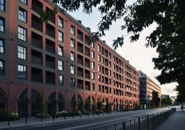 Inwestycja przy ul. Braniborskiej 58-68, zaprojektowana przez architektkę Paulinę Czurak-Czapiewską i zrealizowana przez Dekpol Deweloper dla Vantage Development S.A. (marka Vantage Rent)