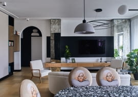 W tej realizacji motywem przewodnim wnętrza są koła, łuki i obłości. Już od strefy wejścia widać łuk w większym formacie, jakim jest przejście do części prywatnej domowników, czy w kształcie szafki łazienkowej oraz sofy.