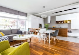 PÓŁWYSEP KUCHENNY od strony pokoju zmienia się w biblioteczkę. Nad stołem (IKEA) wisi oryginalna lampa Caboche (proj. Patricia Urquiola i Eliana Gerotto). Jest zbudowana z poliuretanowych kul, które zwielokrotniają światło.