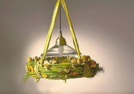 Wiszącą nad stołem lampę udekorowano wieńcem z gałązek i orzechów.