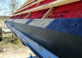 Pas nadrynnowy i podrynnowy oraz rynna. Po ułożeniu pokrycia dachowego z dołu widoczny będzie jedynie pas podrynnowy