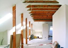 Należy sprawdzać każdy etap wykonania obudowy poddasza. Prace warto też fotografować