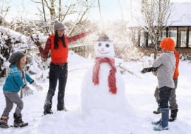 Gdzie ulepić dużego bałwana? Najlepiej zrobić to na utwardzanym placyku lub na nieuczęszczanej alejce. Trawnik nie jest dobrym miejscem. Pod bałwanem murawa może zginąć i wiosną trawnik będzie wymagał renowacji