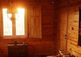 Mazowieckie chaty mają prostą konstrukcję - wyglądają jak z dziecięcego obrazka: centralnie położone drzwi, dwa okna po bokach, niewielki, zadaszony ganek i prosty, dwuspadowy dach.