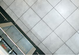 Podłoga w kuchni wykończona płytkami ceramicznymi