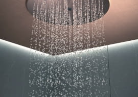 Prysznic w suficie - nowy wymiar codziennej kąpieli