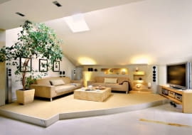 Kąt wypoczynkowy w strefie dziennej to miejsce, bez którego raczej trudno sobie wyobrazić jakiekolwiek mieszkanie. Jak go urządzić? Oto cztery interesujące propozycje. <BR />ANEKS NA PODEŚCIE. Niewysoki podest, a na nim przytulny, wygodnie urządzony aneks wypoczynkowy. To proste rozwiązanie pozwoliło wyznaczyć wyraźną granicę między częścią salonową a kuchenno-jadalną wnętrza. <BR >Punktowe halogeny, zamontowane w podeście i w dekoracyjnych wnękach, to jedyne lampy w tej części wnętrza. Dwie wygodne kanapy zostały ustawione przy sąsiednich ścianach. Odcień tapicerki dobrano do ciepłej barwy piaskowca, którym wyłożono ściankę pod skosem dachu. Spójność kolorystyczna we wnętrzu gwarantuje wyciszenie i zachęca do wypoczynku.