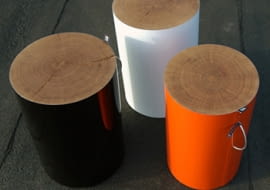 Z ogórkami, truskawkami, prawdziwą krakowską oraz ciekawym designem, ceniącym recykling, inspirowanym polskim folklorem lub nawiązującym do lat 60. <BR /> AKCESORIA. Pieniek, proj. Malafor. Siedzisko stworzone z drewna dębowego przeciętego poprzecznie i ubrane w blachę - może to być blacha polerowana, odbijająca lub blacha pomalowana na różne kolory. Pieniek ma rączkę ułatwiającą przenoszenie. designersko.pl
