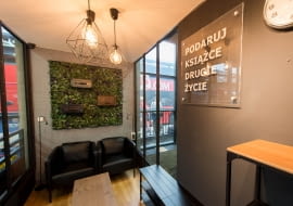 Czytelnia na krakowskim dworcu autobusowym przygotowana przez sieć IKEA