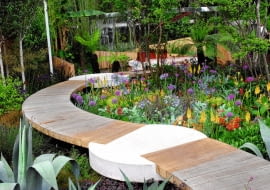 ŚCIEŻKA- -POMOST z prostokątnych bali ułożonych na styk. W połączeniu z betonowymi detalami dodaje ogrodowej kompozycji dynamiki.