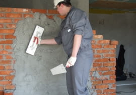 Ściany działowe można wykonać jako murowane (na zdjęciu z cegły ceramicznej) lub z płyt gipsowo-kartonowych