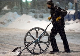 wovel, odśnieżanie, jak łatwo odśnieżać, łopata z kołem do odśnieżania