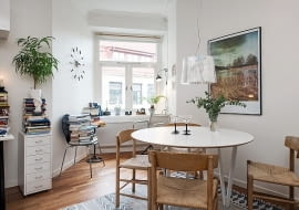 Design w domu: skandynawskie mieszkanie. W kuchni zaaranżowano kącik jadalny.