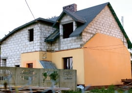 Nadbudowa domu wymaga przedłużenia ścian nośnych. Zewnętrzne po wymurowaniu trzeba będzie jeszcze ocieplić