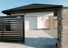 Automatyka bram i drzwi wejściowych nie tylko ułatwia nam życie, ale też jest ważnym elementem ochrony domu w postaci kontroli dostępu