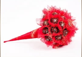 Bukiet z cukierków - dwa w jednym. Można go kupić w sklepie internetowym. Każdy może jednak spróbować własnych sił i wymyślić własną kompozycję. Na zdjęciu bukiet FERRERO RONDNOIR I