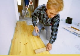 09.08.2000. TYCHY REMONT MIESZKANIA Z GAZETA . UL . NALKOWSKIEJ , KLADZENIE PANELI . MARTA BLAZEJOWSKA/AGENCJA GAZETA