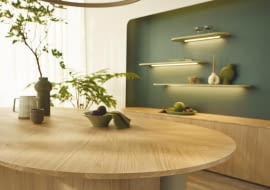 Nowa struktura ST40 Feelwood Oakgrain przynosi dotyk natury w ramach Kolekcji materiałów dekoracyjnych 24+. Matowe wykończenie tej struktury zsynchronizowanej z obrazem dekoru nadaje jej imponująco autentyczny wygląd i wrażenia dotykowe.