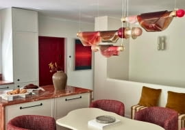 Szklana lampa „Spływające zegary" autorstwa Edyty Barańskiej