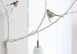 <B>Gips nie musi służyć tylko do łatania dziur w ścianach. Można z niego również zrobić wiele ciekawych ozdób. Obejrzyjcie propozycje naszej stylistki.</B> <BR /><B>Lampa na gałęzi.</B> Gałąź dokładnie oczyszczoną z kory mocujemy do ściany. Gips modelarski dokładnie rozrabiamy, tak by miał konsystencję gęstej śmietany, i malujemy nim gałąź. Potem nakładamy jeszcze trzy warstwy (każdą kolejną po wyschnięciu poprzedniej). Gdy dekoracja wyschnie, papierem ściernym wyrównujemy powierzchnię i zabezpieczamy bezbarwnym lakierem akrylowym. Na gałęzi możemy zamocować na przykład lampę i figurki ptaków.