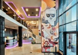 Mural "Stan Nieważkości" w hotelu Leonardo Royal